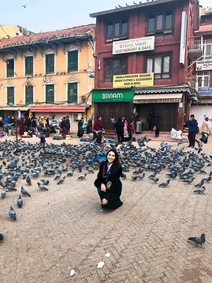 Tường Linh gặp lại Miss Intercontinental Nepal trong chuyến h&agrave;nh hương đầu năm