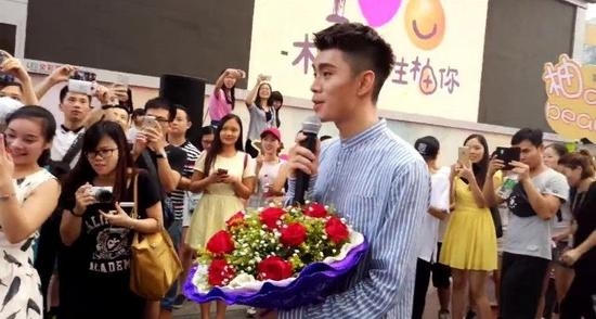 M&agrave;n tỏ t&igrave;nh l&atilde;ng mạn với 999 quả bưởi v&agrave; c&aacute;i kết phũ ph&agrave;ng