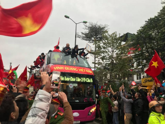Đoàn xe di chuyển qua đường Đào Tấn.(Ảnh: Bảo Minh)