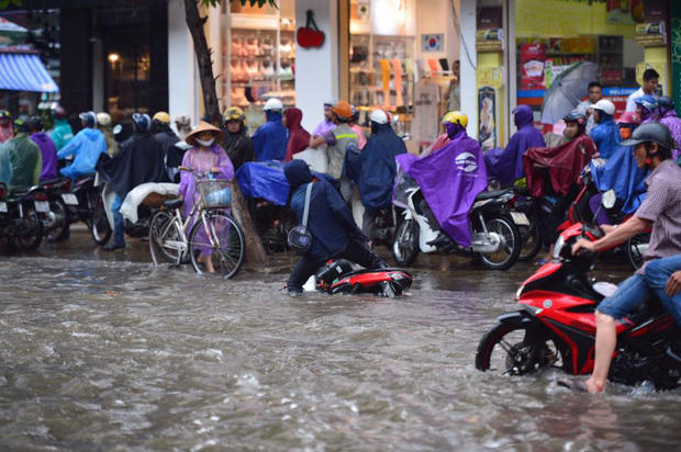 Người dân "tranh thủ" cho xe lên vỉa hè để tránh cảnh "rẽ sóng" tìm đường đi.