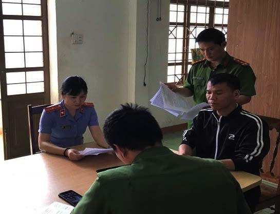 Bị can Nguyễn Duy Tuất ( áo khoắc đen).