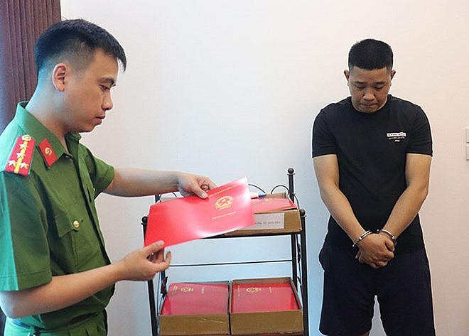 Đối tượng Nguyễn Duy Quang bị cơ quan công an bắt. Ảnh: CACC