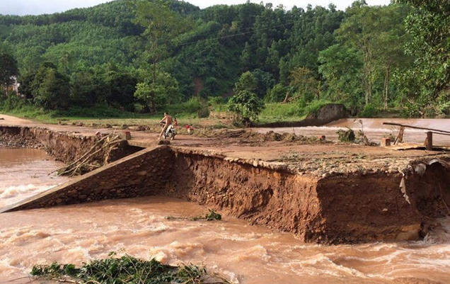Nhiều tuuyến đường giao thông trên địa bàn các huyện bị phá hủy trong mưa lũ.