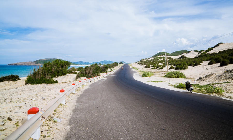 Đường đến Mũi Đôi tuyệt đẹp với bãi cát trắng trải dài hoang sơ