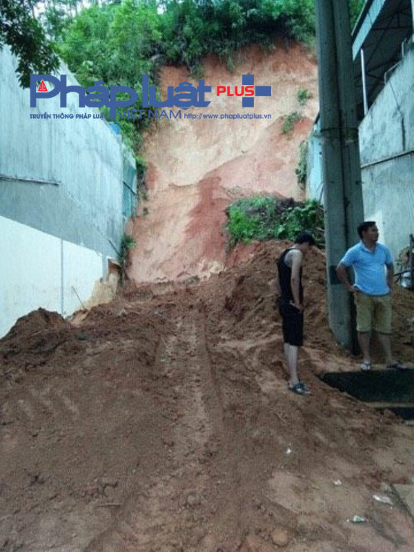 Do khối lượng đất đá nhiều, nên công tác tìm kiếm gặp rất nhiều khó khăn.
