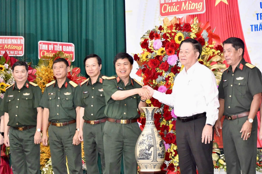 Trưởng Ban Tuyên giáo- Dân vận Trung ương đến thăm, chúc mừng các cán bộ, chiến sỹ tại bệnh viện