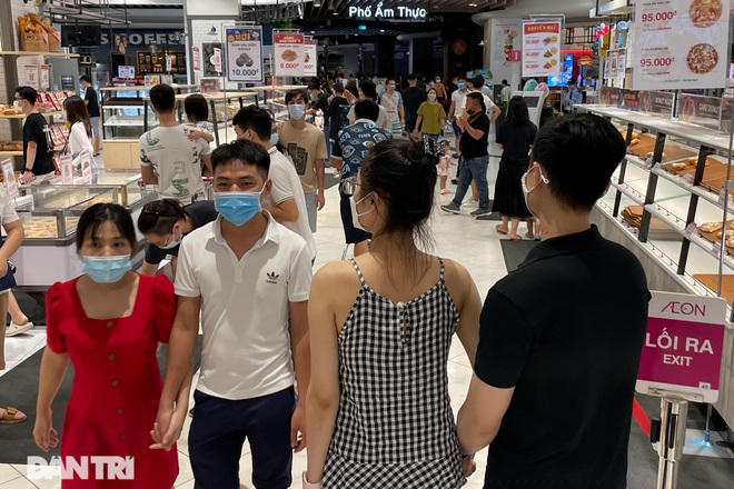 Nườm nượp người đi lại trong các khu vực, quầy hàng ăn uống và mua sắm, không đảm bảo giãn cách tối thiểu.