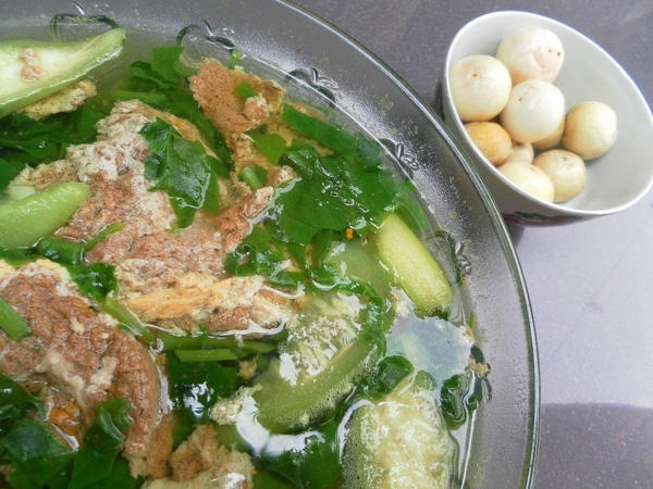 Canh cua mồng tơi nấu mướp ăn kèm cà pháo là món ăn không thể thiếu vào mùa hè. Ảnh: Internet