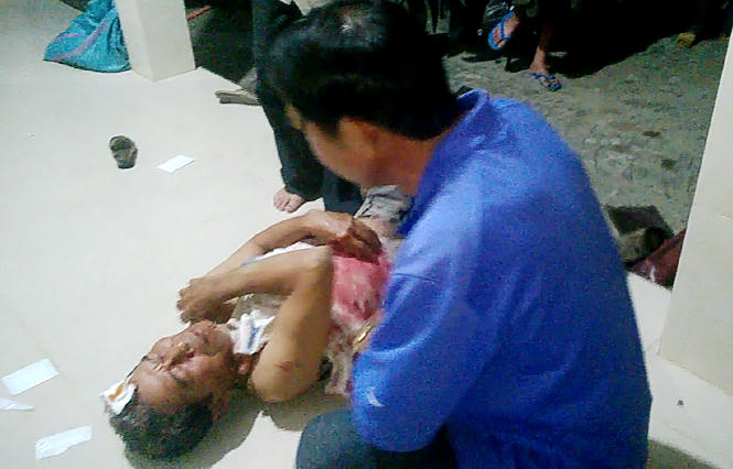 Nạn nhân Niệm bị "cát tặc" hung hãn tấn công vào đầu, người bê bết máu, phái nhập viện cấp cứu (ảnh do người dân cung cấp)