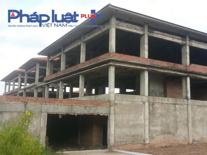 Tầng hầm những ngày mưa nước ngập lầy lội.