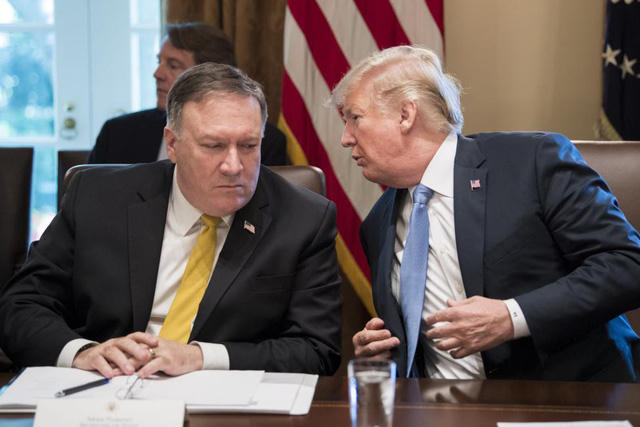 Tổng thống Mỹ Donald Trump (phải) và Ngoại trưởng Mỹ Mike Pompeo (Ảnh: UPI)