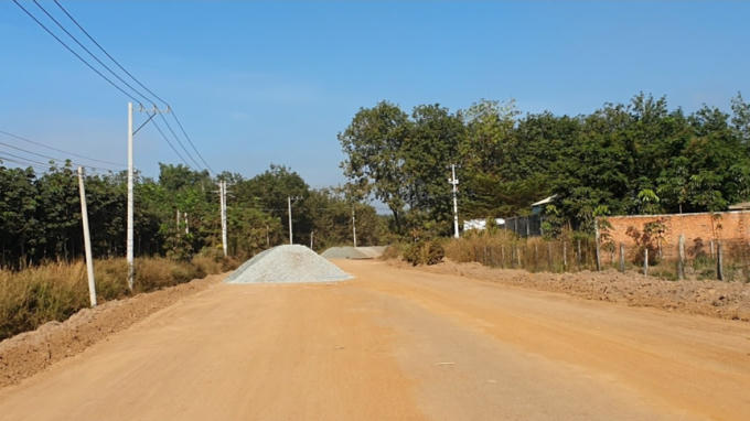 “Bãi tập kết” vật liệu trên hạng mục chưa nghiệm thu.