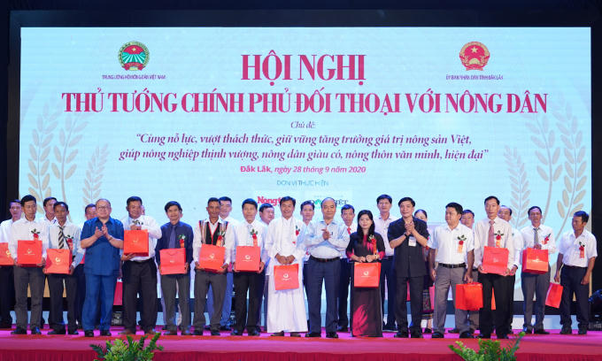 TTg chu tri doi thoai voi nong dan (6)