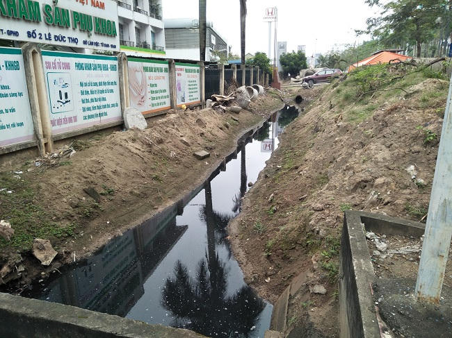 Nguồn nước ở đây ô nhiễm đến mức không một sinh vật nào sống được, lòng mương chỉ có rác và ruồi muỗi.