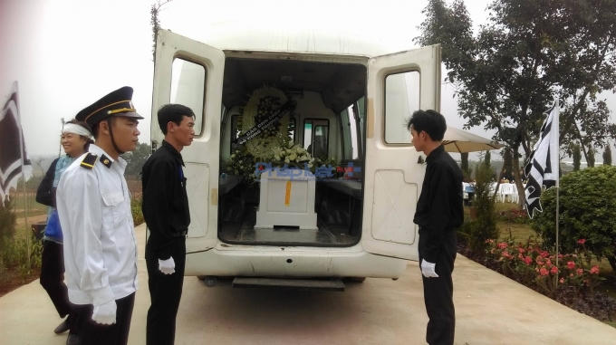 13h30: Đoàn xe tang lễ cập điểm Kim Tĩnh linh cữu nhạc sĩ.