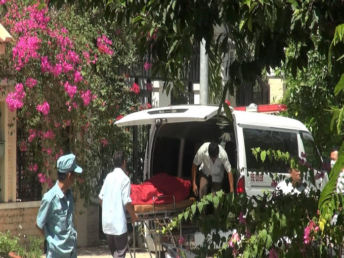 Thỉ thể người đàn ông ngoại quốc được chuyển về nhà xác.