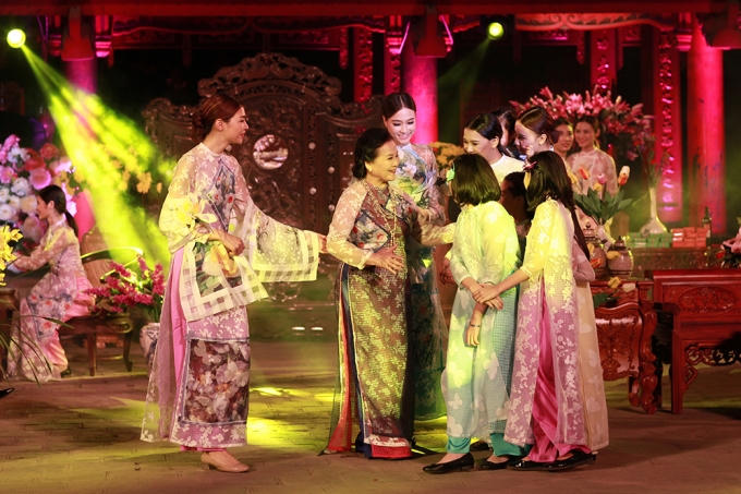 "Hoa ThủyTiên" của NTK Minh Minh mời NSND Ngọc Lan