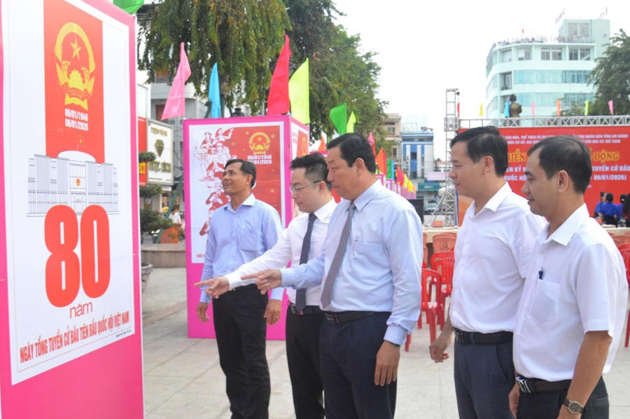 Đại biểu tham quan khu vực triển lãm.