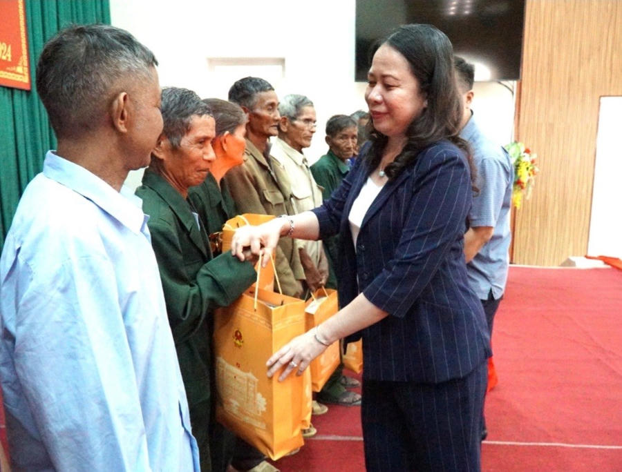 Quyền Chủ tịch nước Võ Thị Ánh Xuân tặng quà các gia đình chính sách và hộ nghèo. Ảnh: Báo Kon Tum