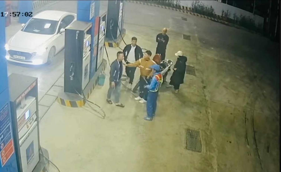 Đánh liên tiếp vào nhân viên bán xăng dù được căn ngăn - Ảnh cắt từ video.