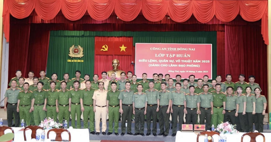 Phó Giám đốc chụp hình lưu niệm với CBCS tham gia lớp tập huấn.