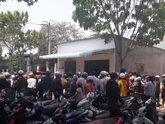 Lực lượng chức năng tỉnh Kon Tum đang khám nghiệm hiện trường, hàng trăm người dân theo dõi vụ việc.
