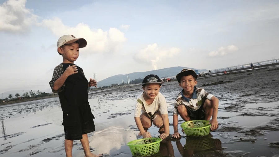 Bun, Su Hào, Bún là "ngư dân tí hon" theo bố mẹ ra bãi biển cào ngao