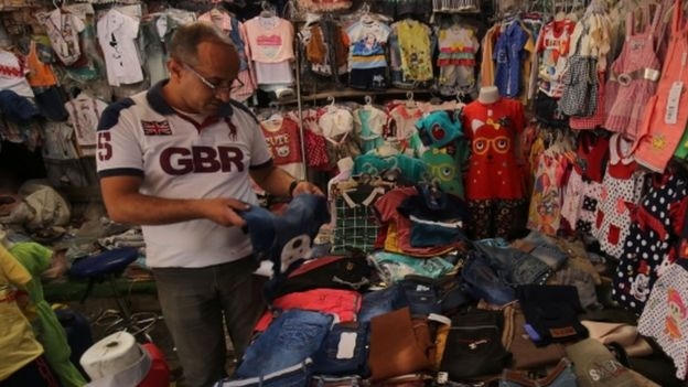 Một người bán hàng ở thủ đô Baghdad cho biết, lễ Eid al-Fitr  năm nay khách mua hàng giảm do các vụ tấn công vào cuối tuần qua ở Iraq. (Ảnh: AFP)