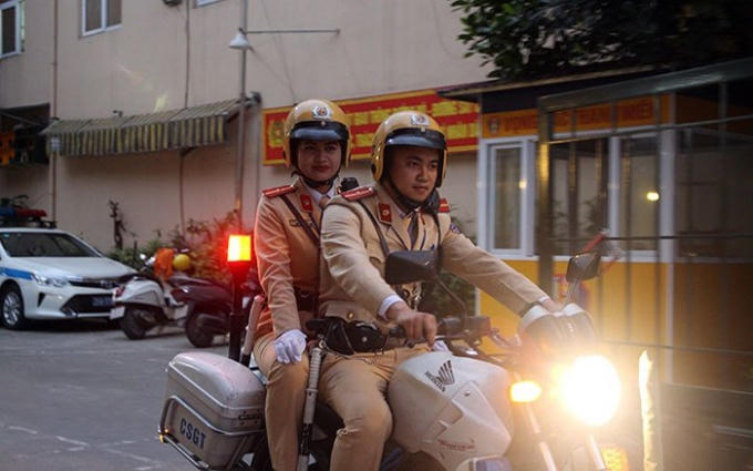 Nữ CSGT trẻ tuổi Ch&acirc;u Linh đ&atilde; c&oacute; 3 năm đứng chốt ngo&agrave;i đường, bạn b&egrave; vẫn nhận x&eacute;t Linh gầy v&agrave; đen đi nhiều so với ng&agrave;y đầu v&agrave;o l&agrave;m.