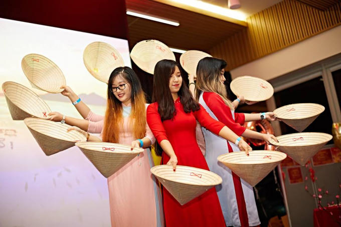 Những tà áo dài thướt tha và nón lá được các du học sinh trình diễn trong tiết mục. Ảnh: Alex Beldea