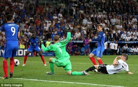 Griezmann ghi bàn thắng kết liễu Đức ở phút thứ 72 sau sai lầm của Neuer.