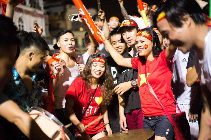 Những khoảnh khắc ấn tượng đêm mừng chiến thắng Olympic Việt Nam