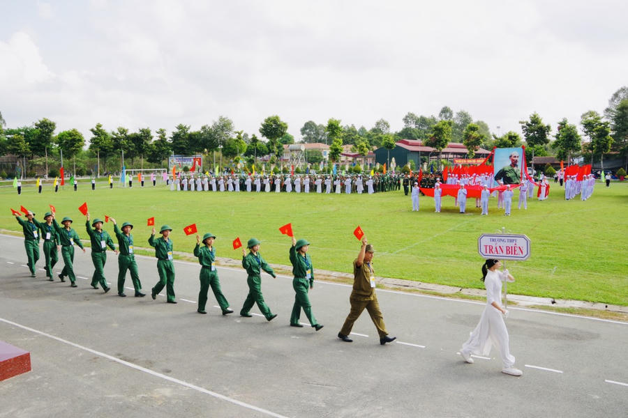 Một đoàn tham gia hội thao đang duyệt đội ngũ.