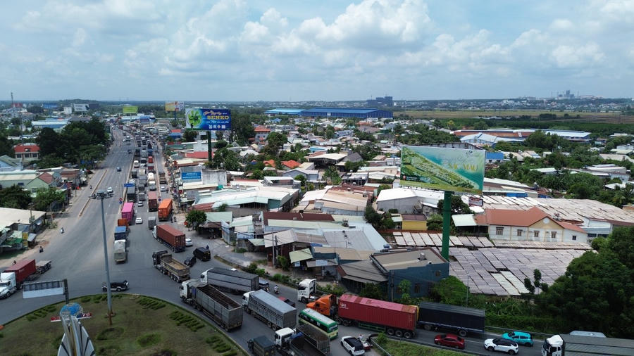 Kẹt xe từ ngã tư Nhơn Trạch tới vòng xoay cao tốc Long Thành.
