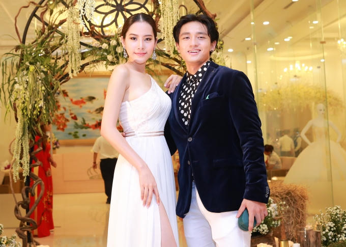 Tại sự kiện, Nam Em gặp gỡ với Á vương Mister Global 2014 Hữu Vi. Nam người mẫu khoe vẻ lịch lãm trong bộ veston màu xanh đậm.