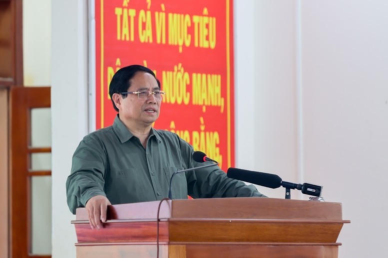 Thủ tướng nêu rõ, phải tập trung khắc phục hậu quả thiên tai, đặc biệt khẩn trương hoàn thành việc sửa chữa nhà cửa bị hư hỏng trong tháng 11.