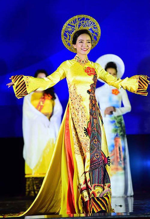 Cô giáo Hồng Anh trong đêm chung kết hội thi "Cô giáo tài năng duyên dáng toàn quốc năm 2017". (Ảnh: FBNV)