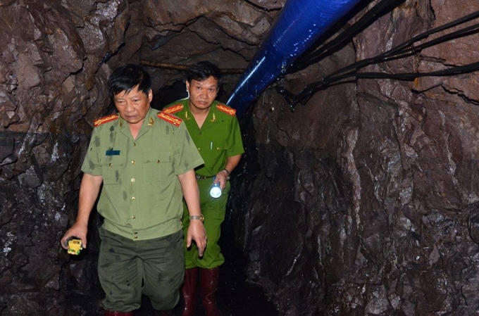 Lãnh đạo các cơ quan chức năng kiểm tra, chỉ đạo công tác tìm kiếm, cứu hộ.