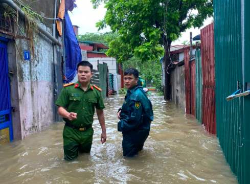 Cán bộ công an phường tiến hành rà soát các điểm ngập sâu tiến hành lắp đặt các biển cảnh báo, đảm bảo an toàn cho người dân di chuyển trong điều kiện các tuyến đường bị ngập sâu trong nước.