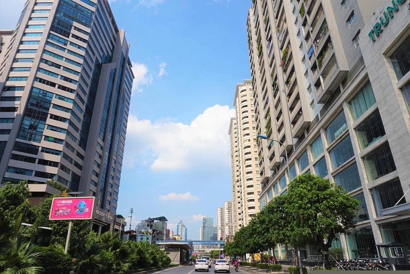 Tốc độ phát triển nhà cao tầng quá nhanh dọc 2 bên tuyến đường Lê Văn Lương, Tố Hữu tạo nên áp lực lớn cho hệ thống hạ tầng kỹ thuật.