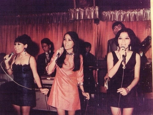 Các thiếu nữ trong ban ca hồi đó cũng mặc váy ngắn, bó sát sexy và sành điều không khác bây giờ.