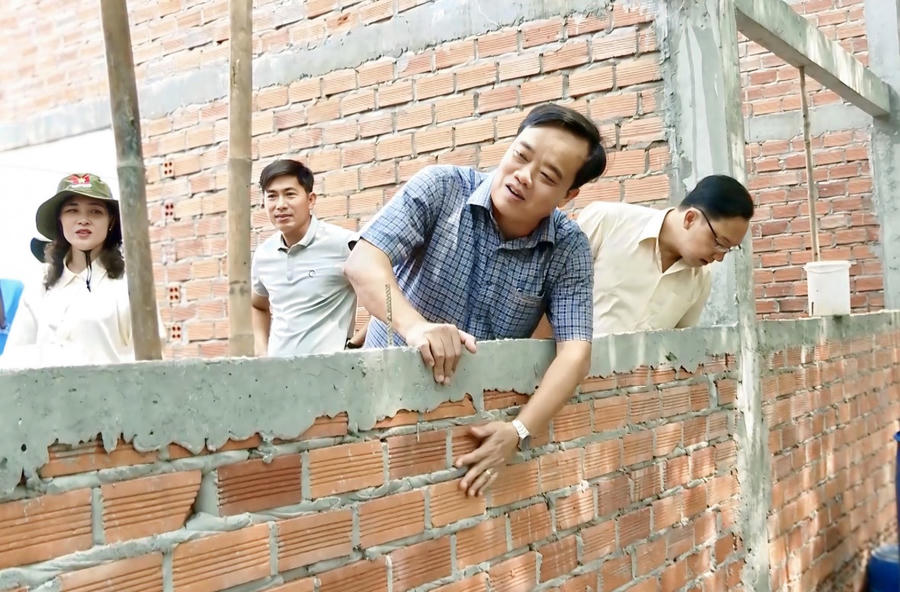 Ông Huỳnh Quốc Việt - Ủy viên dự khuyết TW Đảng, Phó Bí thư Thường trực Tỉnh ủy Bạc Liêu, kiểm tra kết cấu các căn nhà đạt chất lượng đúng tiêu chuẩn đề ra.