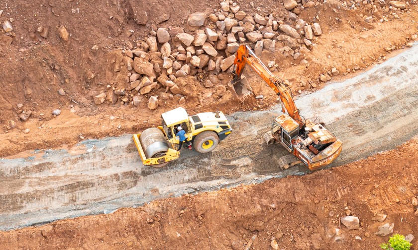 Máy móc gấp rút thi công con đường như chưa hề có biên bản “giữ nguyên hiện trạng” của UBND phường An Thới.