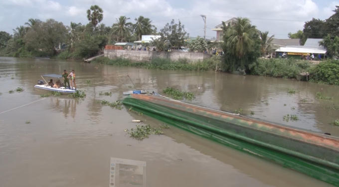 Lực lượng chức năng tiến hành khám nghiệm hiện trường