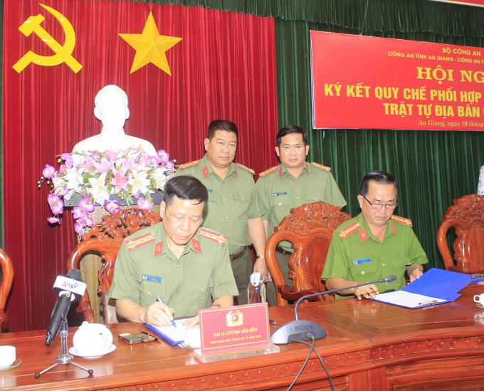 Lãnh đạo Công an Thành phố Cần Thơ và Công an An Giang ký kết quy chế phối hợp.