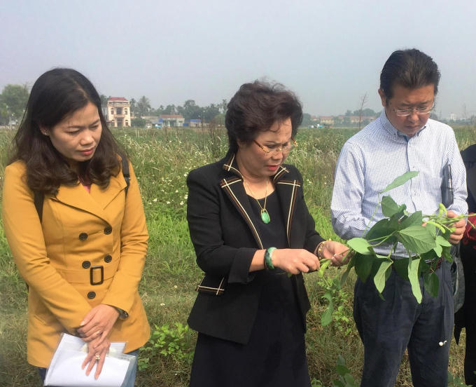 Bà Nguyễn Thị Bảo Hiền (áo đen đứng giữa), Giám đốc Công ty TNHH thương mại và Dịch vụ Hiền Lê.