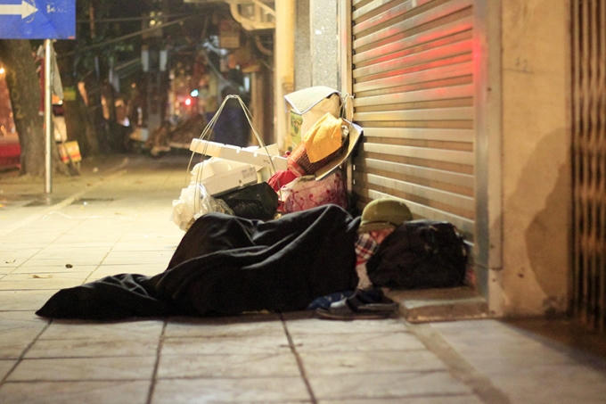 Nhói lòng cảnh người nghèo nằm vỉa hè, ghế đá giữa đêm đông