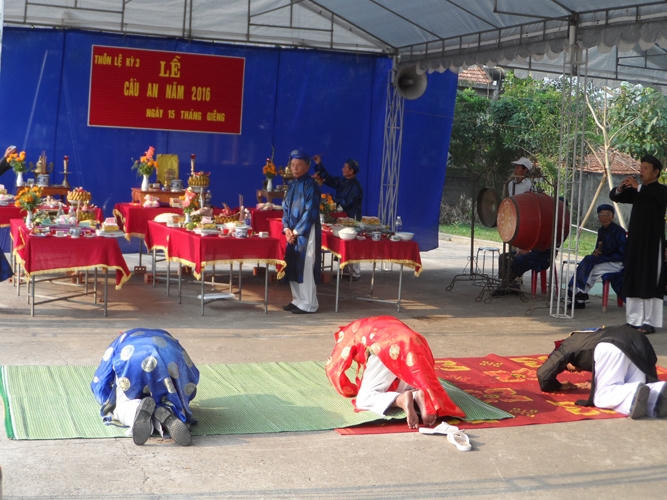 GIà làng với áo dài khăn đống làm lễ cầu an.