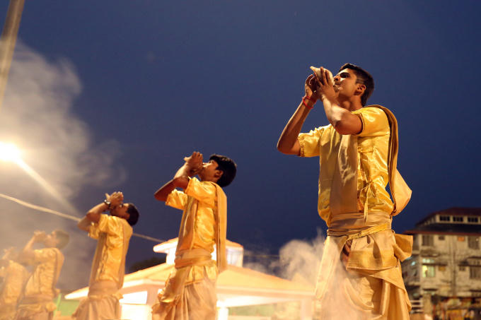 Nghi lễ c&uacute;ng b&ecirc;n bờ s&ocirc;ng Hằng