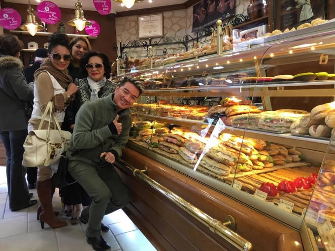 Mr.Đ&agrave;m h&agrave;o hứng thăm Kinh đ&ocirc; &aacute;nh s&aacute;ng